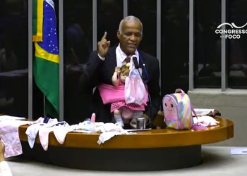 “Ela fez pipi”: deputado baiano leva bebê “esborne” para discurso na Câmara