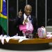 “Ela fez pipi”: deputado baiano leva bebê “esborne” para discurso na Câmara