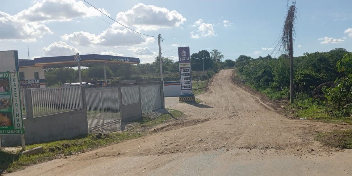Serviço de patrolamento minimiza situação precária da estrada Coité – Juazeirinho após intervenção da SEINFRA