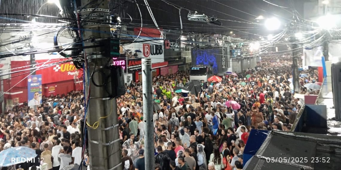 Coité Folia – Folião ignora a chuva e segue o trio de Léo Santana com animação contagiante