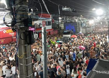 Coité Folia – Folião ignora a chuva e segue o trio de Léo Santana com animação contagiante