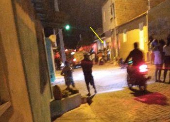 Homem de 43 anos morre e filho de 19 fica gravemente ferido após serem atingidos a tiros; jovem tinha deixado a delegacia horas antes