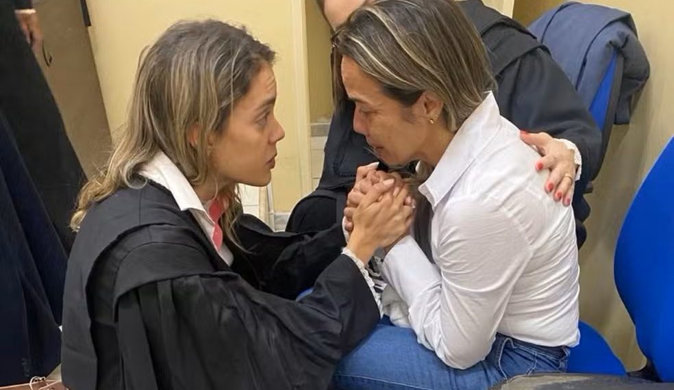 Jovem se torna advogada e defende mãe em julgamento 12 anos após acusação de homicídio; mulher foi absolvida