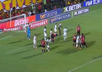 Brasileirão: Vitória com um jogador a menos vence o Vasco de virada e deixa o Z4