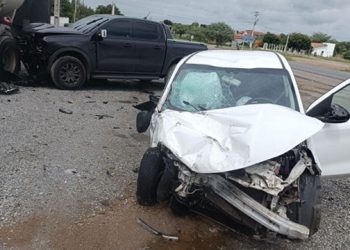 Carro da Secretaria de Saúde de Santaluz colide com caminhonete na BR-324