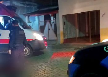 Jovem fica gravemente ferido em acidente de moto em via pública