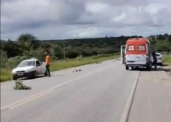 Colisão envolvendo moto e carro deixa dois mortos e um ferido na BR 324