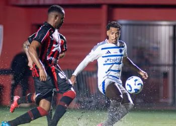 Vitória e Cruzeiro empatam jogo marcado por gramado encharcado e cena forte