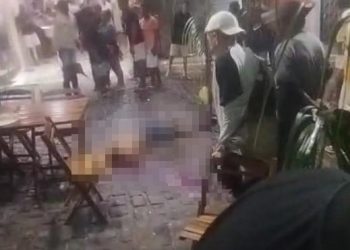 Homem é morto enquanto bebia com amigo em bar