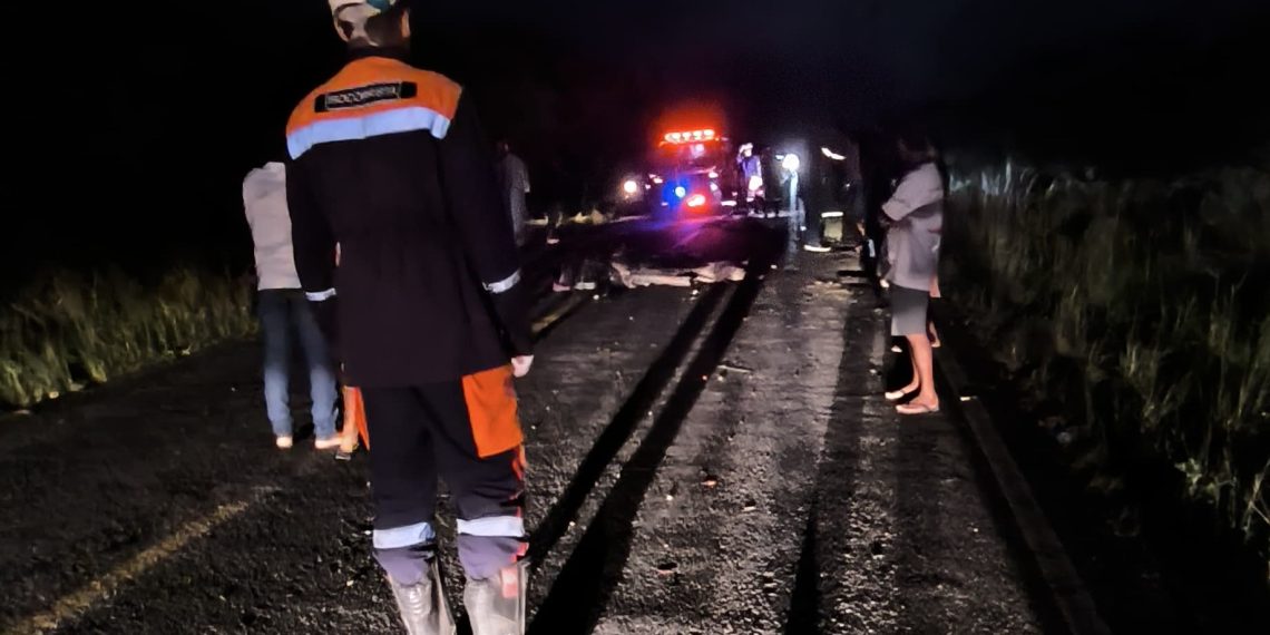 Colisão entre carro e moto na BA-130 deixa mulher e filha mortas e outra criança ferida