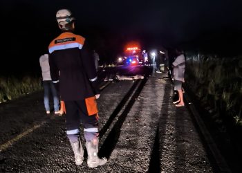 Colisão entre carro e moto na BA-130 deixa mulher e filha mortas e outra criança ferida