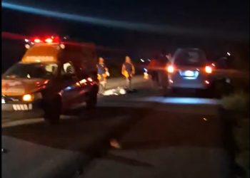 Colisão envolvendo Corolla e motocicleta deixa homem morto e outro ferido na BR 324