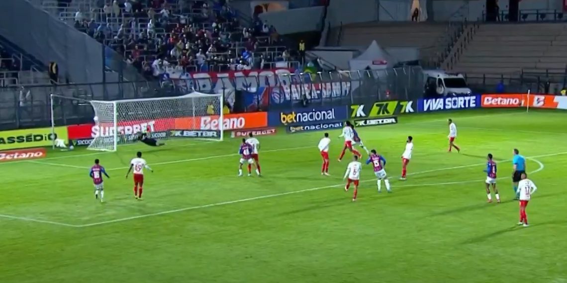 Com um jogador a mais, Bahia vence Bragantino por 3 a 0 e encosta no G-4 do Brasileirão