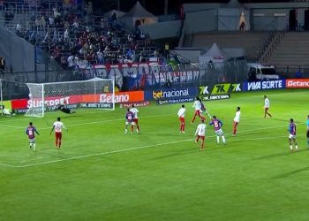 Com um jogador a mais, Bahia vence Bragantino por 3 a 0 e encosta no G-4 do Brasileirão