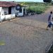 Você viu? Pneu de carreta se solta, invade residência e por pouco não causa tragédia
