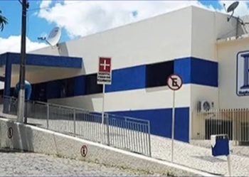 Homem transtornado agredi policial, tenta tomar sua a arma e acaba sendo baleado no pé