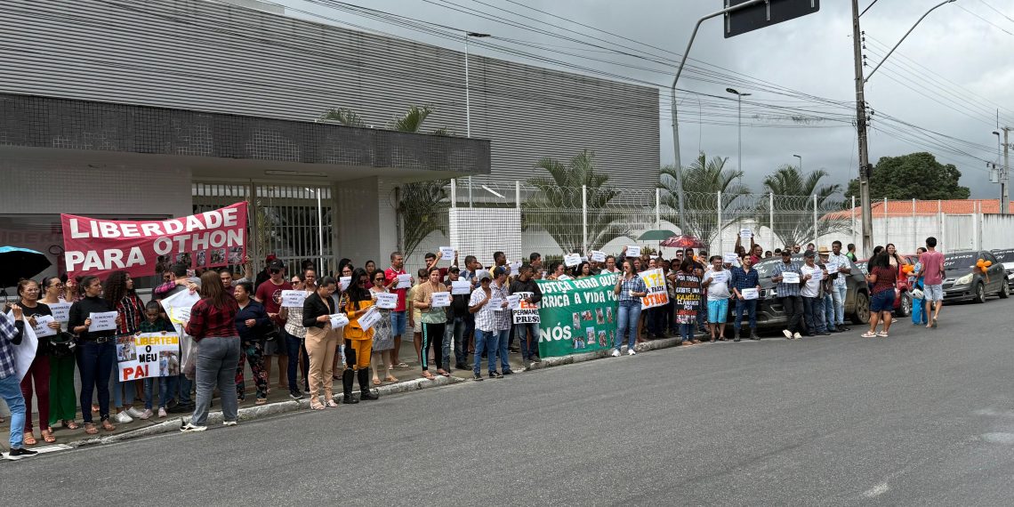 Manifestação em frente ao Fórum de Coité pede liberdade para o policial militar Othon Carlos preso suspeito de homicídio
