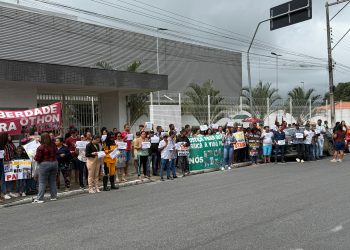 Manifestação em frente ao Fórum de Coité pede liberdade para o policial militar Othon Carlos preso suspeito de homicídio