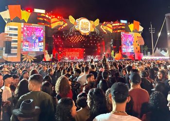 Com melhor qualidade de som, Tarcísio do Acordeon apresenta seu conhecido repertório com muito piseiro no São João de Irecê