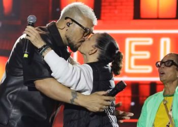 Prefeita de cidade da Bahia beija Belo durante festa junina