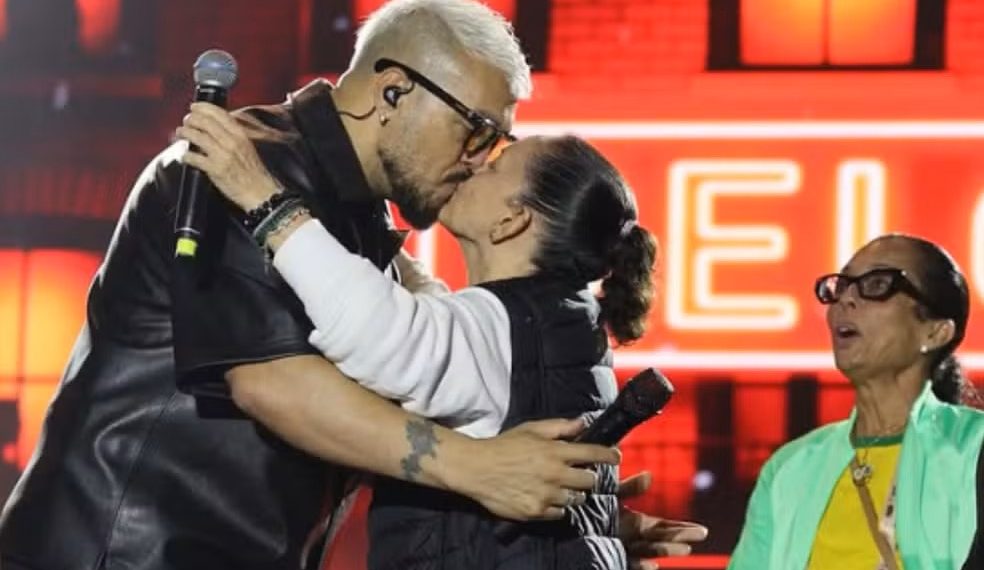 Prefeita de cidade da Bahia beija Belo durante festa junina