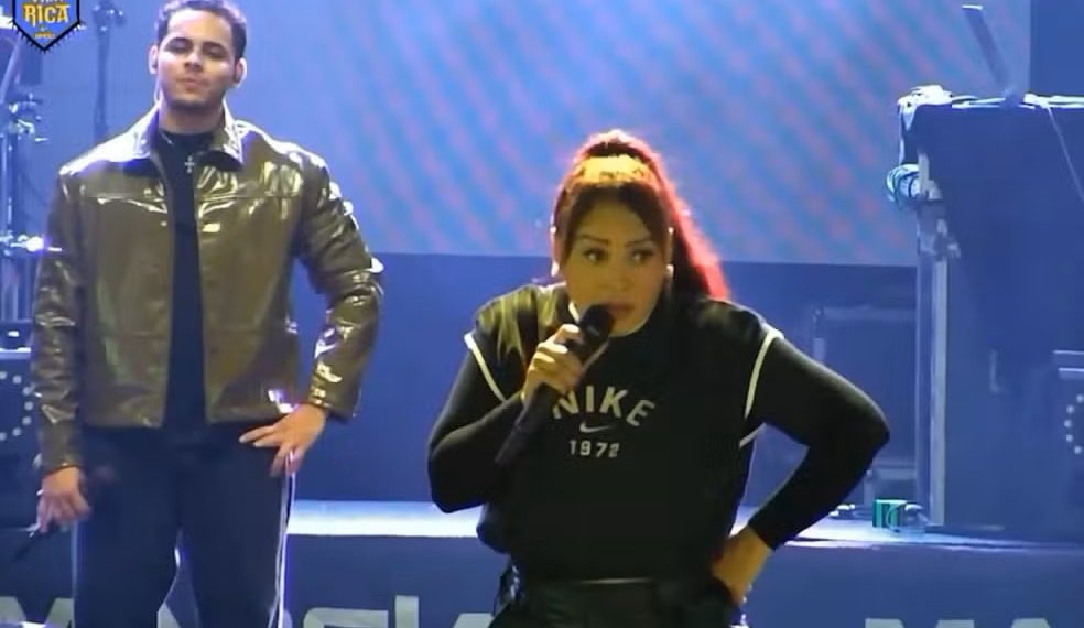 Cantora Marcia Fellipe interrompe show após se incomodar com falta de reação de público: ‘Só se eu tocar música de velório’