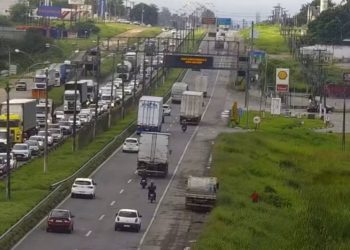 Movimento de veículos na BR-324 é intenso às vésperas do São João