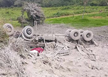 Caminhão carregado com cimento capota na BA 131 e motorista morre na hora