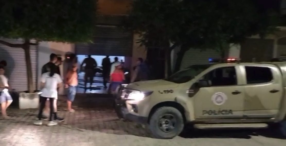 Jovem é assassinado dentro de restaurante