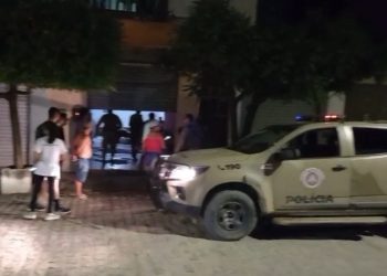 Jovem é assassinado dentro de restaurante