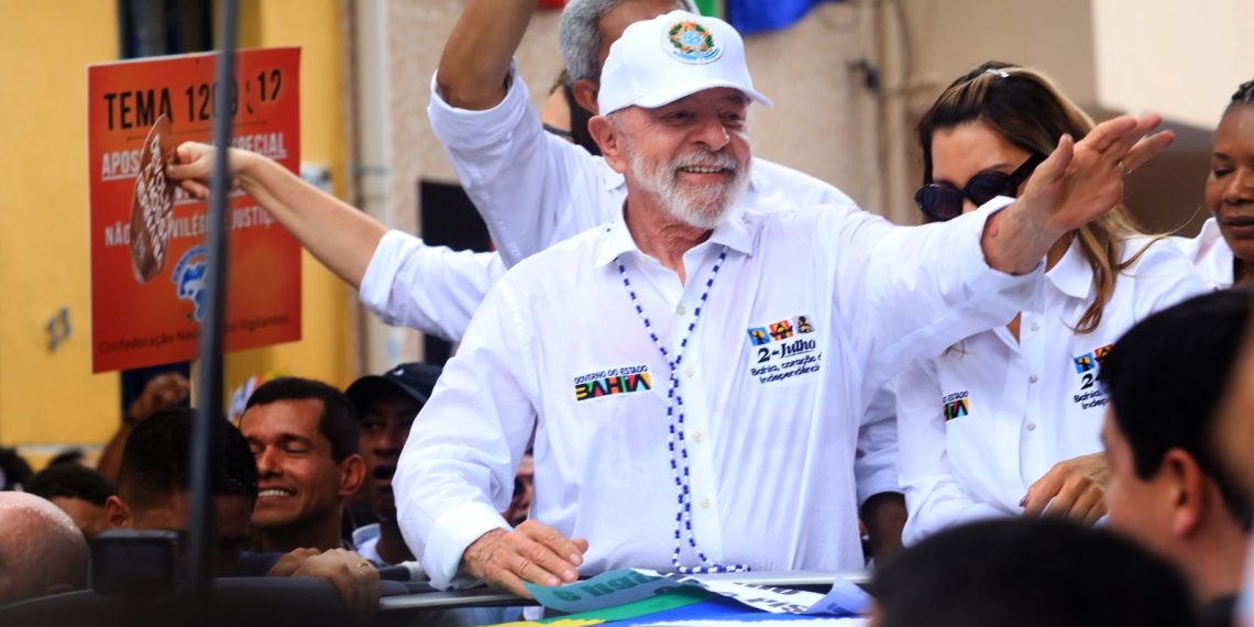 Presidente Lula acompanha cortejo do Dois de Julho pelo quarto ano consecutivo