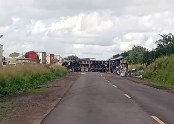  Bitrem tomba na BR-116 entre Serrinha e Santa Bárbara e bloqueia os dois sentidos da pista