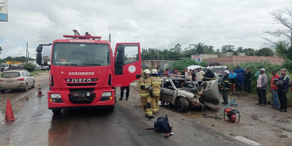 Motorista fica preso às ferragens após colisão entre carro e caminhão na BR-101