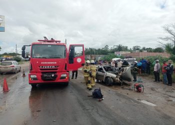 Motorista fica preso às ferragens após colisão entre carro e caminhão na BR-101