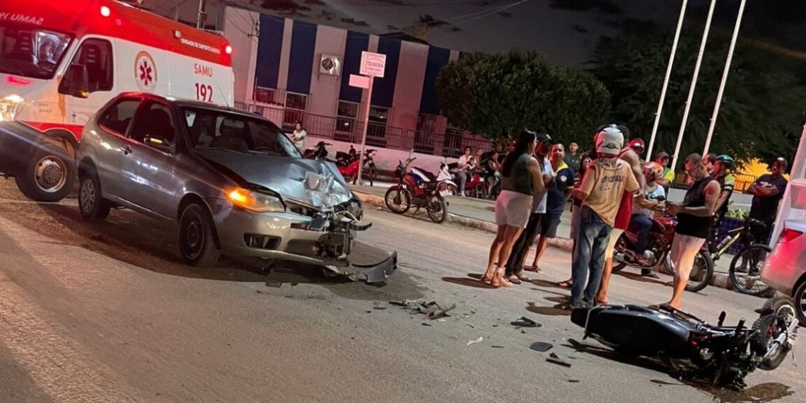 Colisão envolvendo carro e moto deixa motociclista gravemente ferido – Vídeo