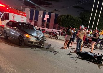 Colisão envolvendo carro e moto deixa motociclista gravemente ferido – Vídeo