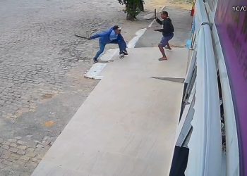 Câmera de segurança registra dois homens brigado armados com facões; ambos ficaram feridos
