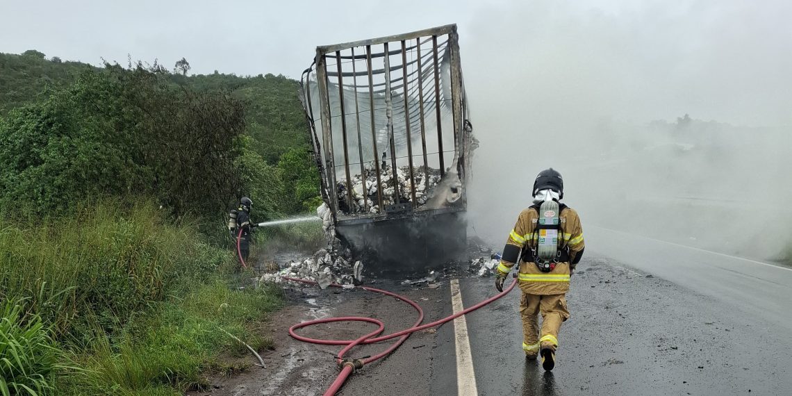 Incêndio destrói caminhão carregado de fraldas na BR-101