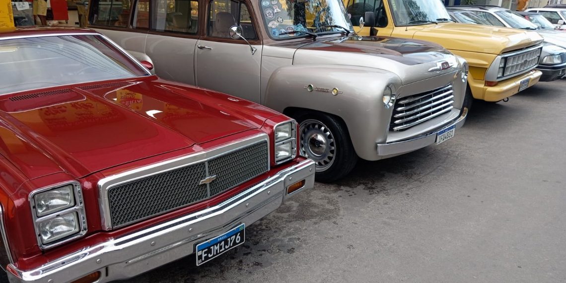Aberto em Coité o 10º Encontro de Carros Antigos; centenas de veículos ocupam ruas e praças do centro de cidade