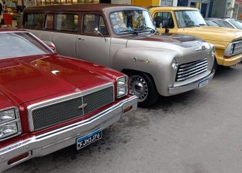 Aberto em Coité o 10º Encontro de Carros Antigos; centenas de veículos ocupam ruas e praças do centro de cidade