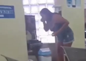 MG – Revoltada com a falta d’água, moradora escova dentes e simula banho em escritório de companhia de abastecimento