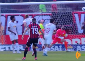 Vitória segura pressão do Bragantino, vence no Barradão e deixa o Z-4