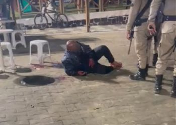 Homem baleado consegue dirigir carro até o centro da cidade para pedir ajuda