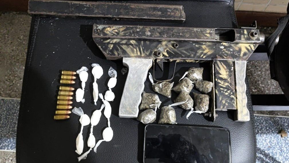 Jovem é preso com submetralhadora e drogas no bairro Jaqueira em Conceição do Coité