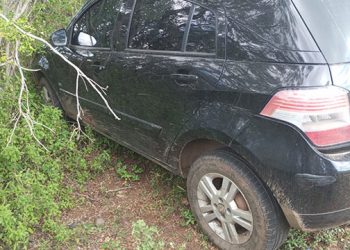 Carro usado no apoio a dupla que assaltou empresário em Coité é encontrado em estrada vicinal de Santaluz