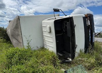 Caminhão carregado de sisal tomba na BA-120 entre Santaluz e Valente