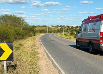 Homem fica ferido ao cair de moto na BA-120; parente diz que ele comia coxinha enquanto pilotava