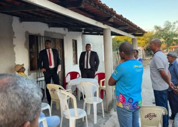 Coité: Promotor de Justiça e Defensor Público visitam comunidade rural após denúncias de mau cheiro provocado por criatório bovino