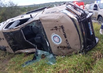 Viatura da Polícia Militar capota na BA 409 e deixa três policiais feridos