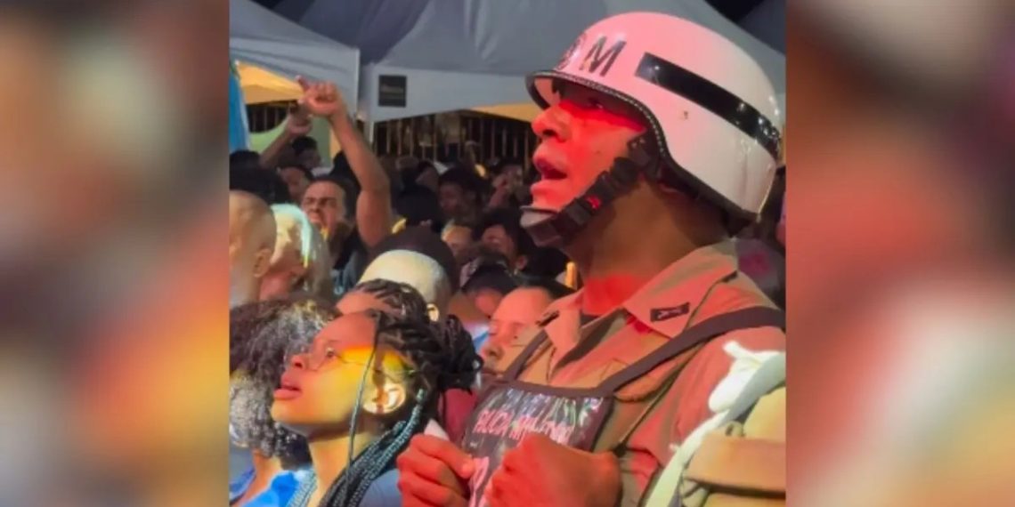 Vídeo: policial viraliza ao cantar Edson Gomes em aniversário de cidade: “Sou o incendiário do sistema”